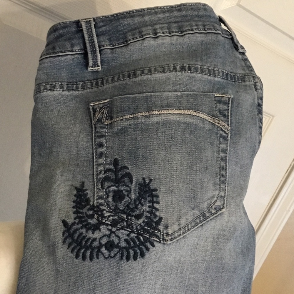 Nanette Lepore Distressed Grunge Light Blue Straight-Leg Jeans Embroidery Size10 - Picture 4 of 11